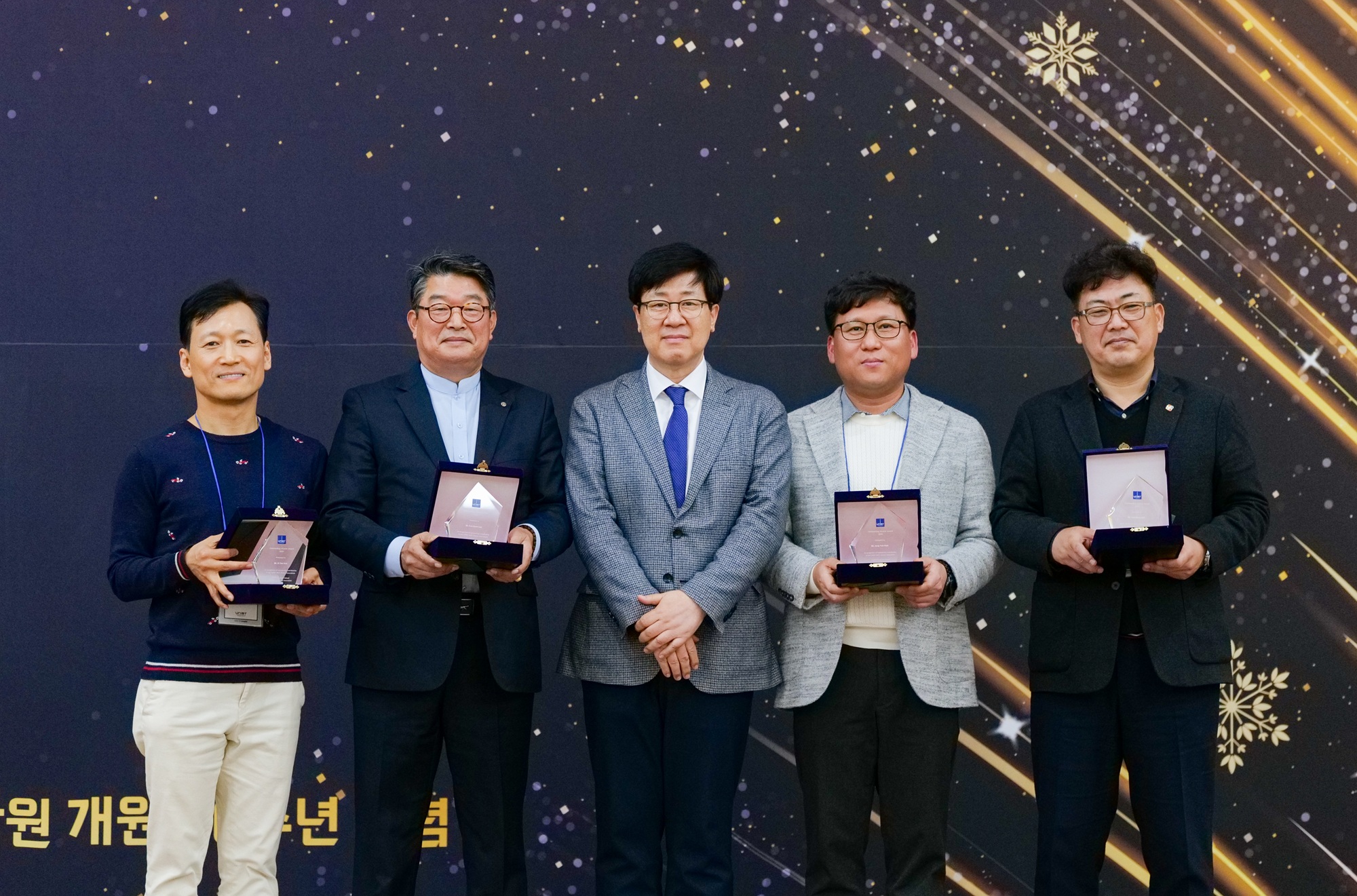 Distinguished Alumni Award recipients pose for a photo with Dean Young Rok Choi (Center) of UNIST MOT.